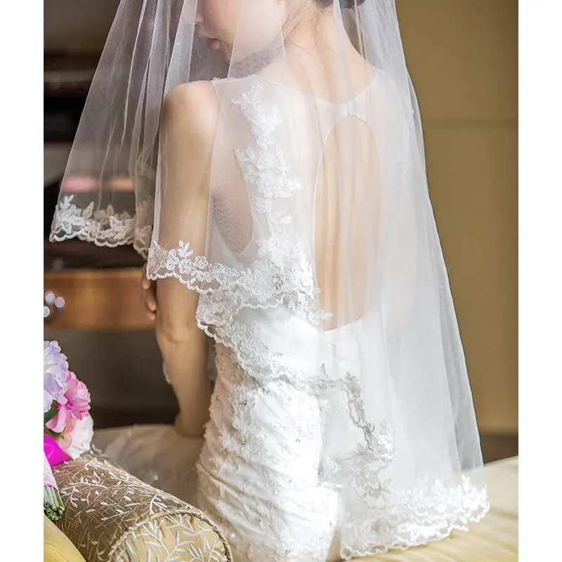 Nouveau haute qualité créateur de mode élégant dentelle Applique bord blanc ivoire longueur de poignet deux couches voile de mariée peigne en alliage