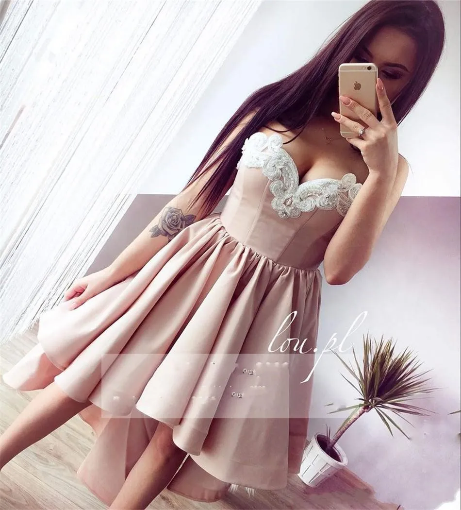 2020 Vintage Billiga Blush Rosa Satin Kvinnor Cocktail Klänningar Sweetheart Party Klänning Hög Låg Längd Vit Lace Appliques Homecoming Gowns