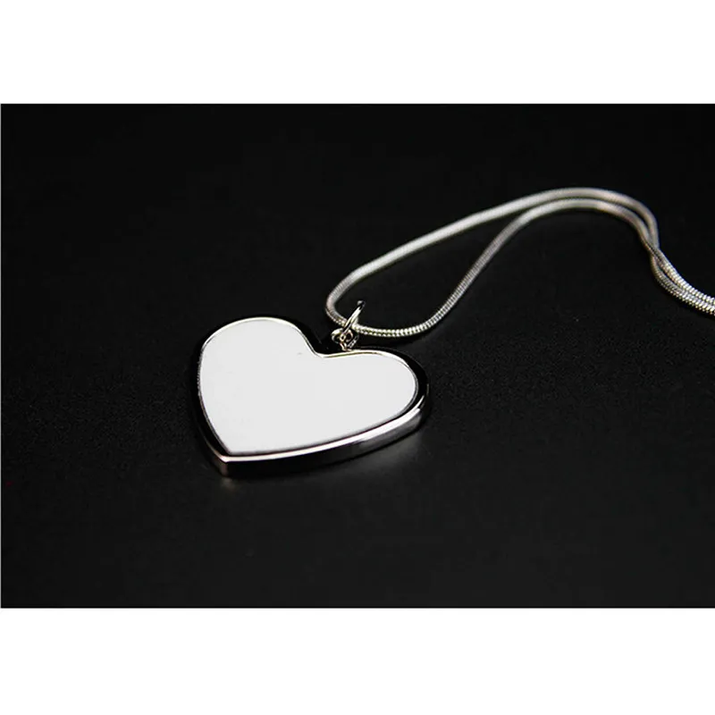 Hot Selling Retail Nytt Halsband för sublimering Utskrift med Aluminiumplåt Zink Alloy Halsband Heart-Shape Blank med Retail Packaging Bag