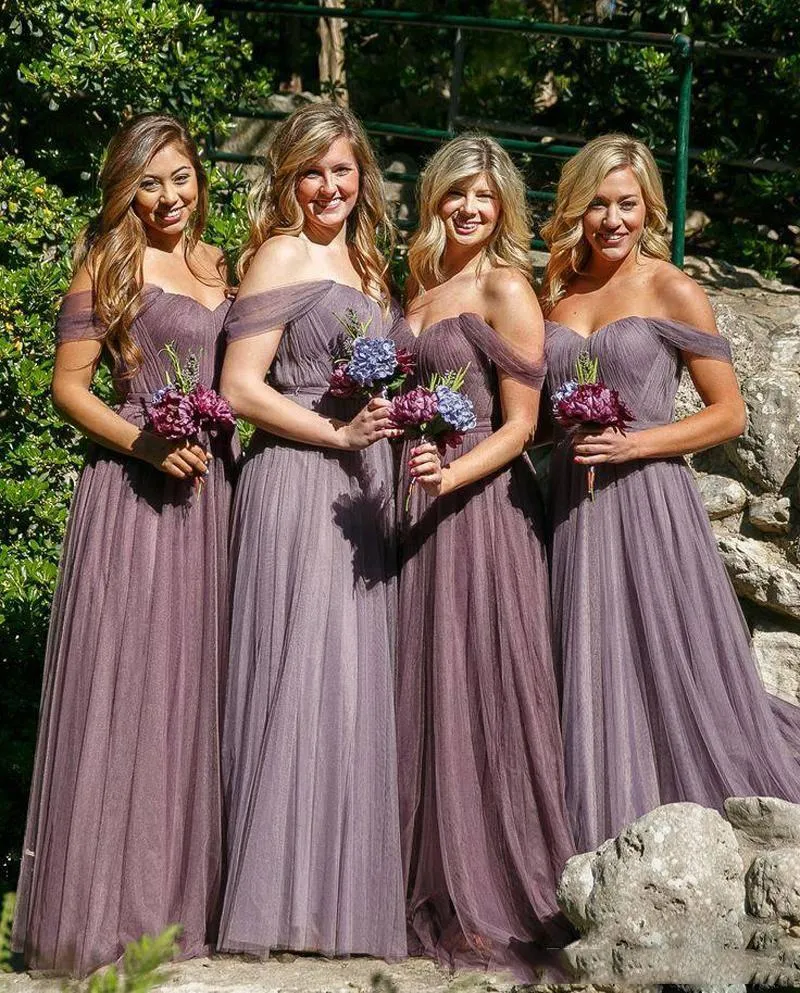 Billiga pläterade en linje Long Bridesmaid Dresses Sweetheart Cap Sleeves Peats Maid of Honor Gowns Bröllop Gästklänning Vestidos Anpassad