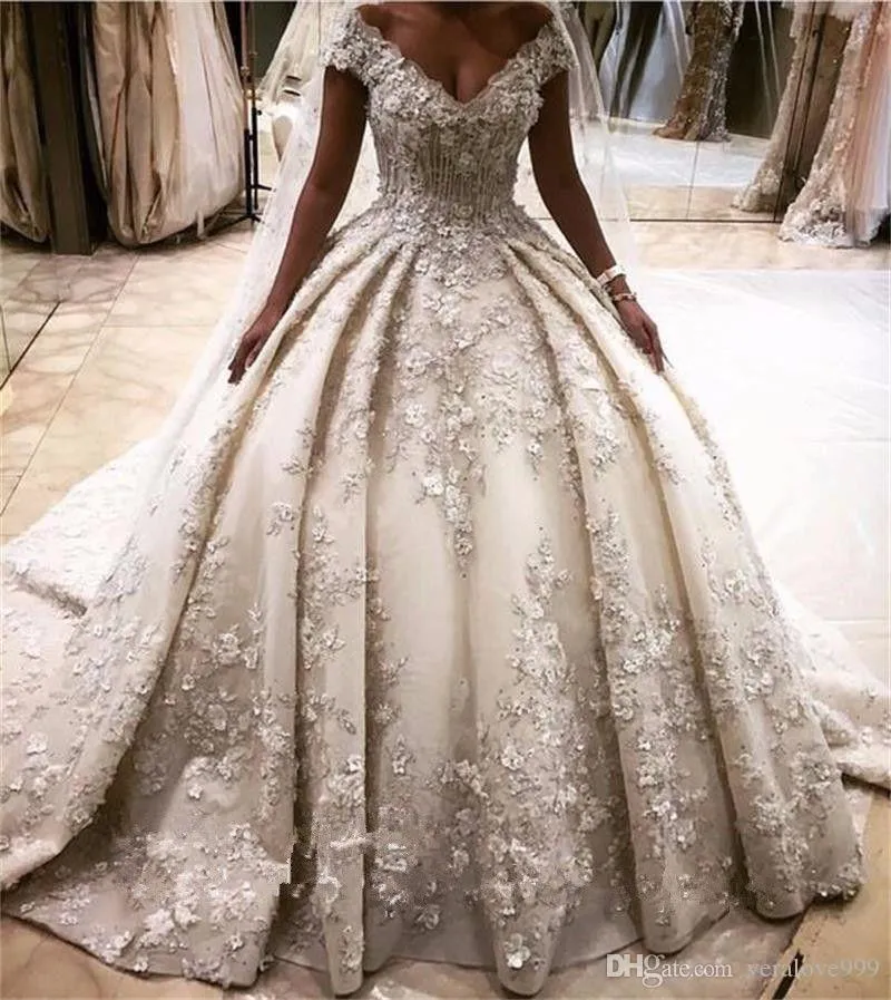 Abiti da sposa principessa di lusso Abiti da ballo Applicazioni di fiori 3D Abiti da ballo gonfi con spalle scoperte Abito da sposa con strascico da cattedrale con velo lungo