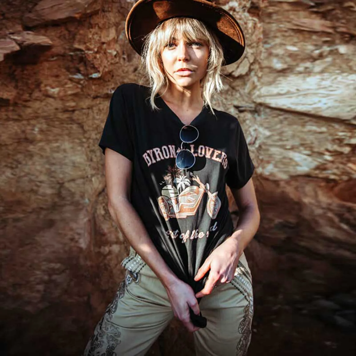 Compra Boho Chic Negro Gráfico Impresión Rocker Tee Verano 2019 Nueva  Camiseta Mujer O Cuello Manga Corta Camiseta Casual Playa Mujer Top Blusa  Y19072701 Barato | Entrega Rápida Y Calidad | Es.Dhgate