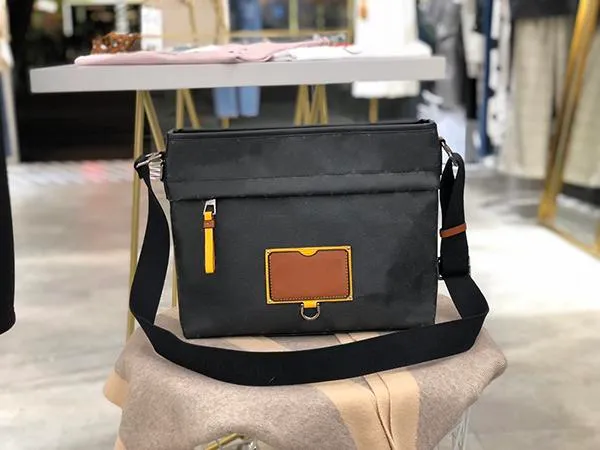핸드백 L 44luxurys 디자이너 가방 검은 색과 갈색 트림은 메일 맨 bag520 세련된 대각선 크로스 랩 크기 30 25 12 cm의 선택 사항입니다.