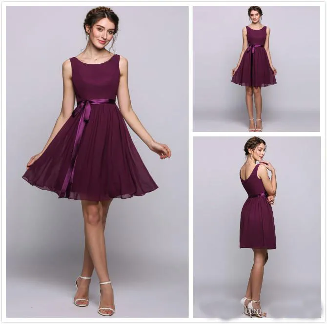 Grape Short Homecoming Graduation Klänningar En linje Mini Crew Neck Cocktail Party Klänningar med Chiffong Satin Backless Kort Prom Klänningar GD7818