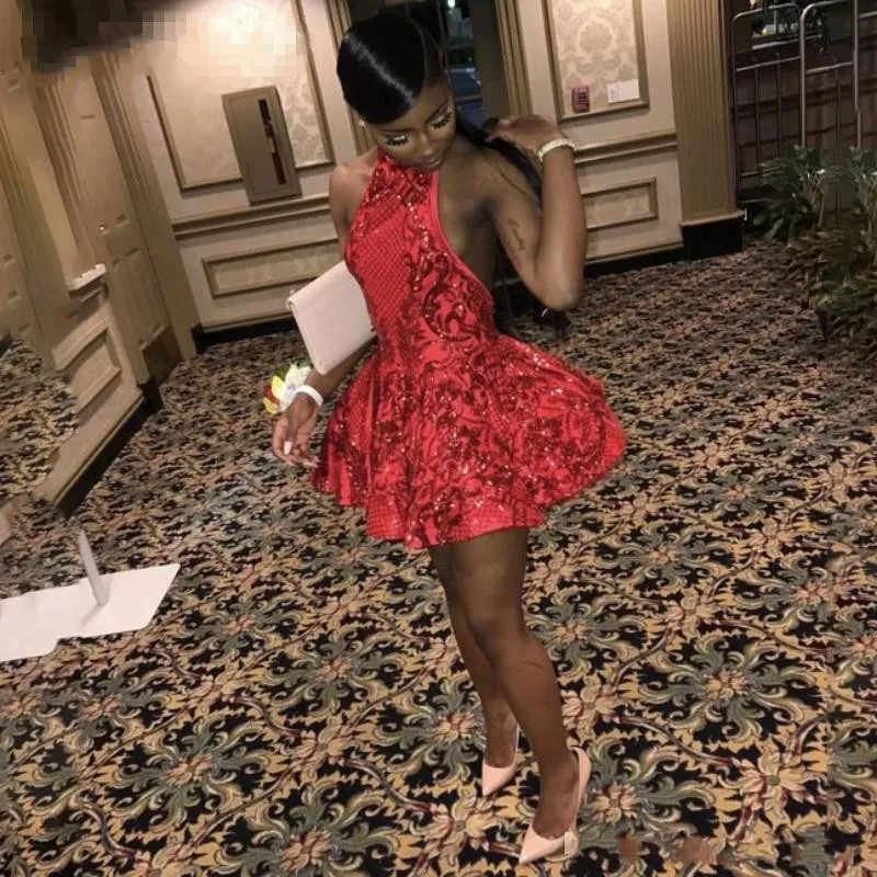 Sexy Halter espalda descubierta rojo corto vestidos de graduación para niñas negras lentejuelas vestido de graduación africano 2019 Mini vestido de fiesta de cóctel