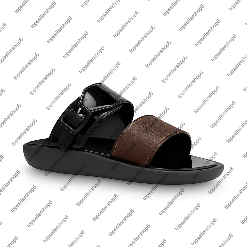 SUNBATH FLAT MULE Damen-Sommer-Strand-Slipper mit Riemen in Canvas-Optik. Glänzende Gummi-Slides mit gravierter Schnallen-Außensohle. Circle-Signatur-Schuhe