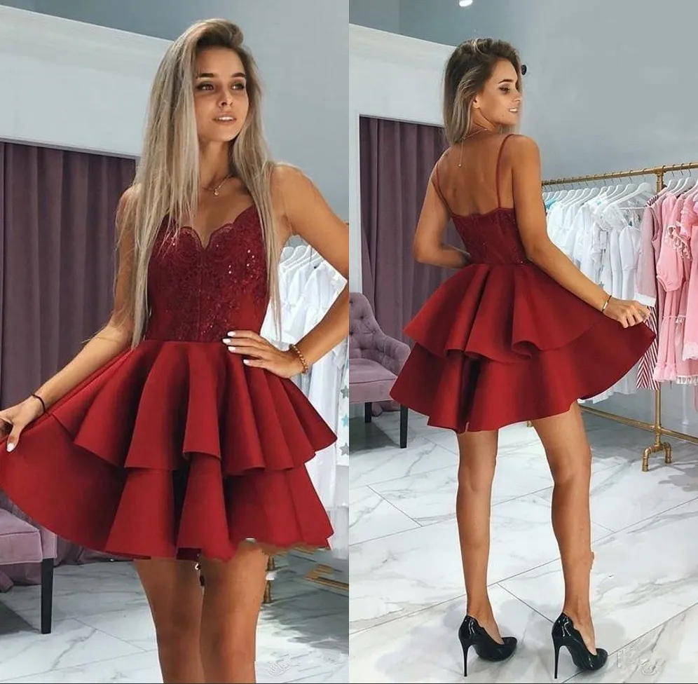 Nya mörkröda homekommande klänningar med spaghetti band Tiered kjolar Sequins Lace Appliqued Short Prom Formal Gown BC0002