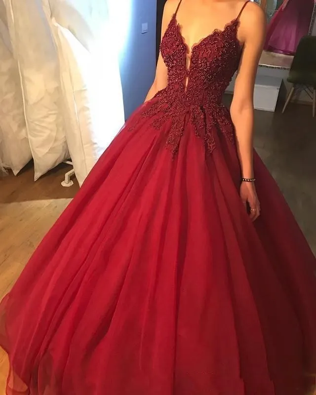 Mörk röd quinceanera klänning boll klänning spaghetti band spets applikationer kristall pärlor puffy söt 16 lång prom kväll formell slitage vestidos