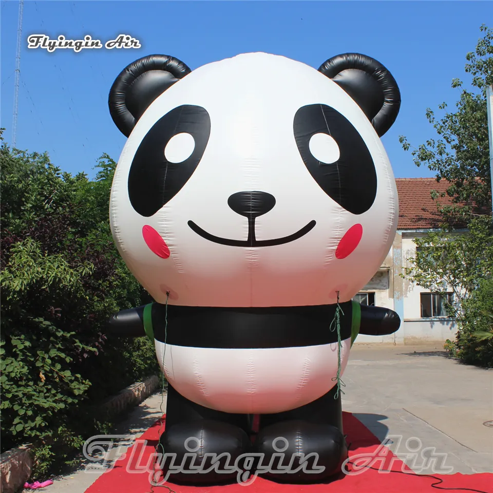 Simpatico palloncino gonfiabile pubblicitario per panda 4 m esplosione d'aria panda mascotte animale cartone animato che trasporta uno zainetto per l'evento di apertura della scuola