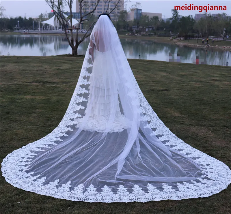 Mode chaude meilleure vente élégant blanc ivoire cathédrale longueur une couche alliage peigne dentelle Applique bord voiles de mariée