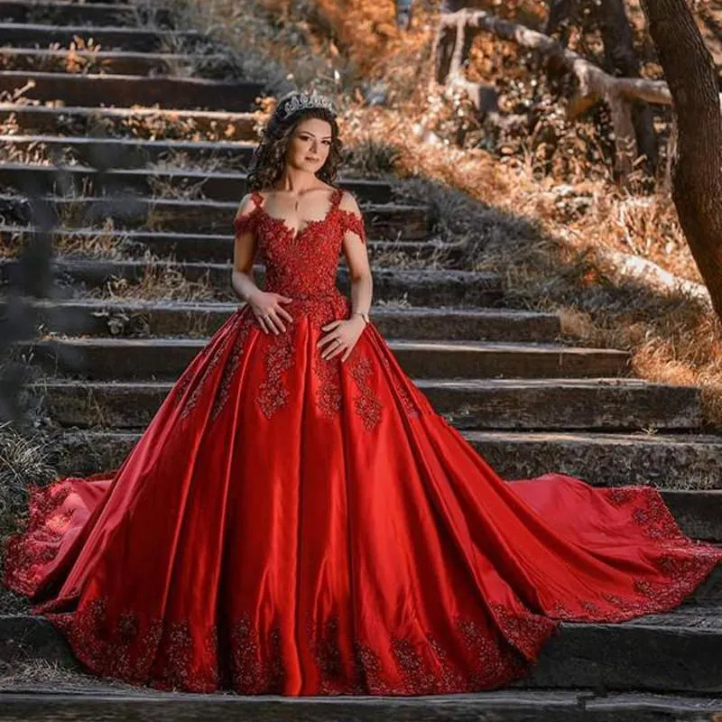 New Arrival Red Ball Suknia Quinceanera Suknie Off Ramię Koronki Appliqued Court Train Formalne Suknie Wieczorowe Robe de Mariage