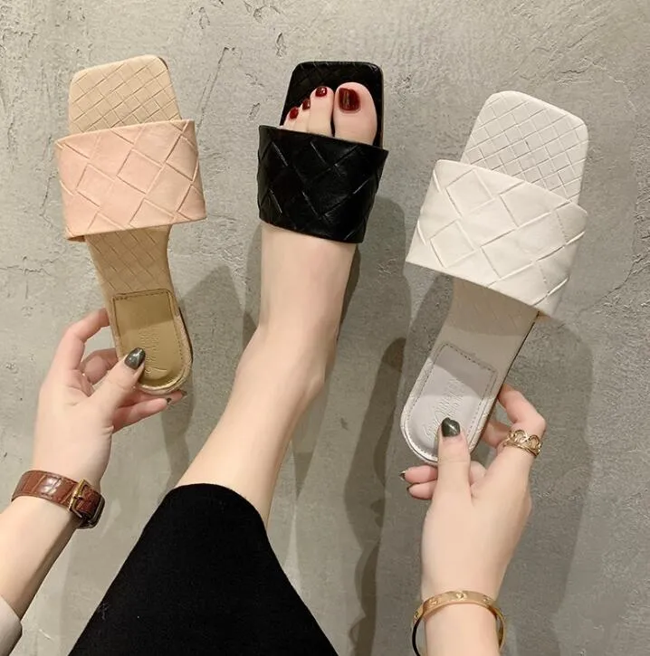 New designer slippers cut out summer beach sandals designer Fashion women slides outdoor slippers indoor slip on scuffs