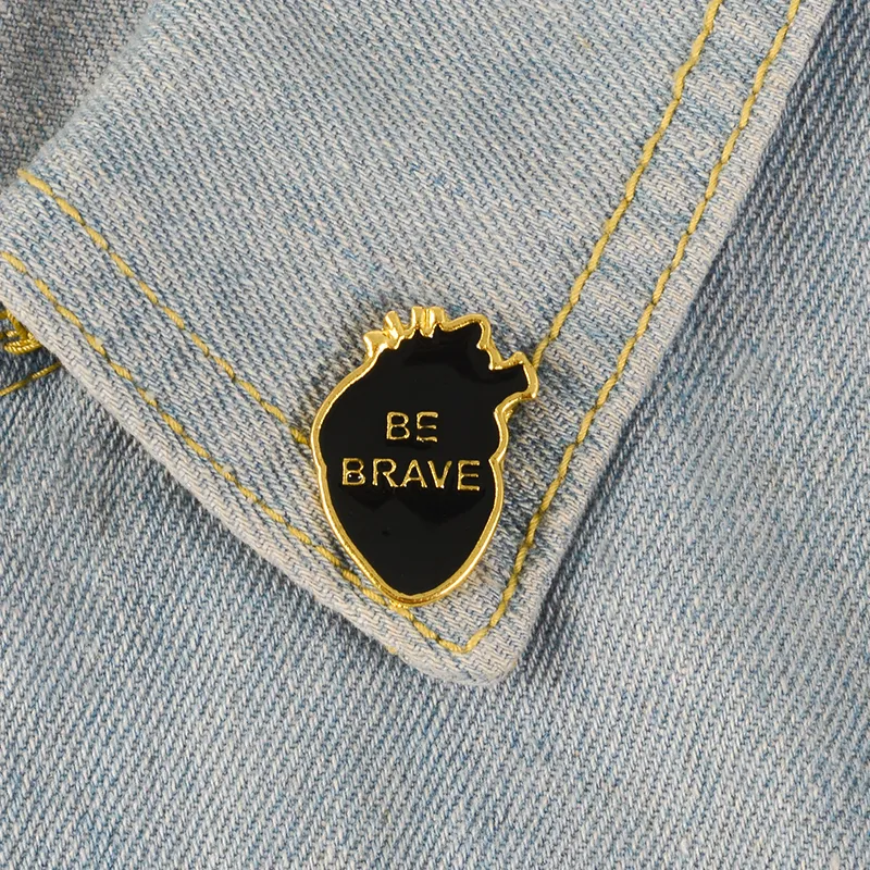 Organ Heart Smalto Pin BE BRAVE Distintivi Spille personalizzate Spilla pastello Camicia di jeans Punk Cuore nero Incoraggiante regalo di gioielli