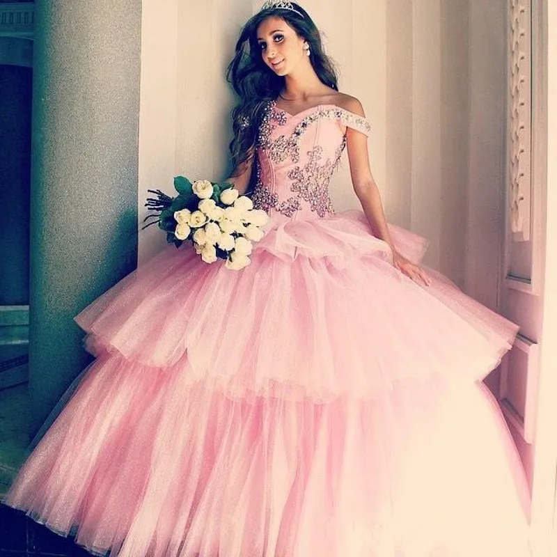 2019 Ny design tjejer quinceanera klänningar boll klänning av axeln halsen kristall beading bodice tiered puffy rosa tulle prom klänningar