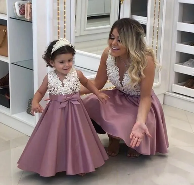 Moda A Line Appliques in pizzo Flower Girls Abiti Madre e figlia Dresse per figlia prima comunione vestito Abendkleider