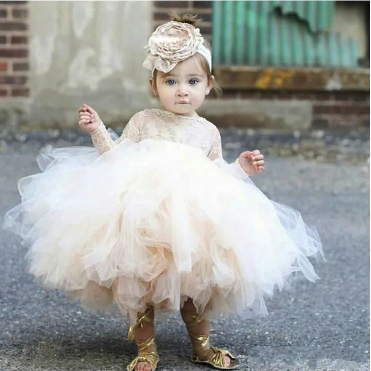 Billiga 2020 Härliga Flower Girls 'Dresses Elfenben Baby Spädbarn Toddler Baptism Kläder Långärmad Snörning Tutu Ball Gowns Birthday Party Dress