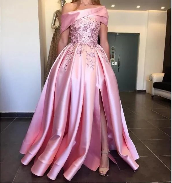 2024 New A Line Prom Dresses Off Shoulder Appliques Beads Ruffle Side Split Backless Plus Size Dubai Style Party Gowns Evening Dress 403