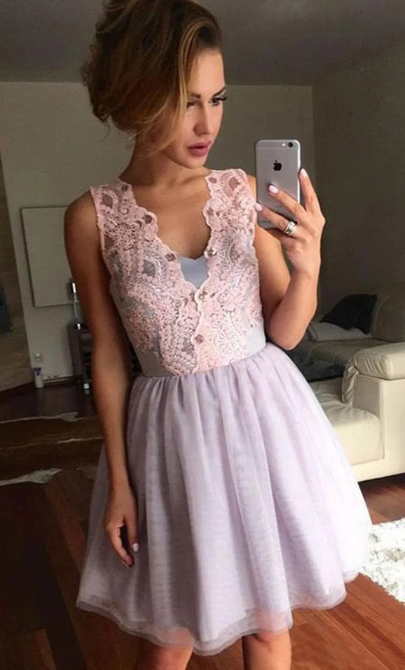 Lavendel se igenom Back Short Graduation Homecoming Dresses V-Neck Ärmlös Appliques Lace Short Prom Klänningar Vestidos De Fiesta GD7790