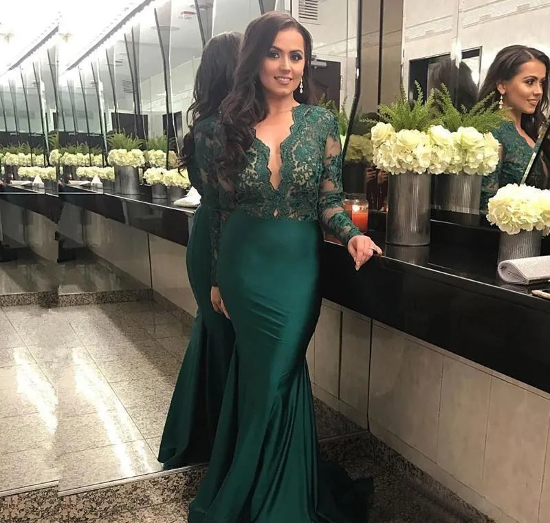 Robes de soirée en dentelle de sirène étonnante avec manches longues pure plongeant le cou balayage train robes de bal satin plus la taille robe formelle