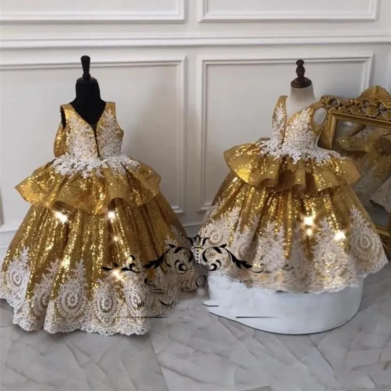 Billiga Guld Sequined Ball Gown Girls Pageant Klänningar Deep V Neck Lace Ruffles Bow Toddlers Flower Girls Dress First Communion Grows