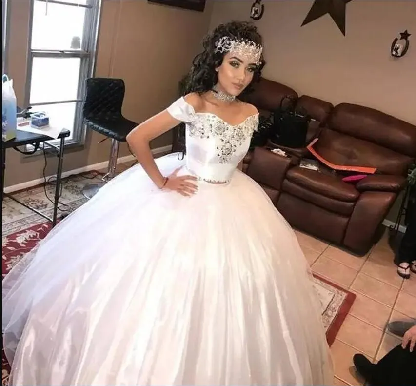 Vit quinceanera klänningar 2019 prom klänningar söt 15 boll klänning två bitar tulle pärlor sequins formella kväll homecoming kappor vestido