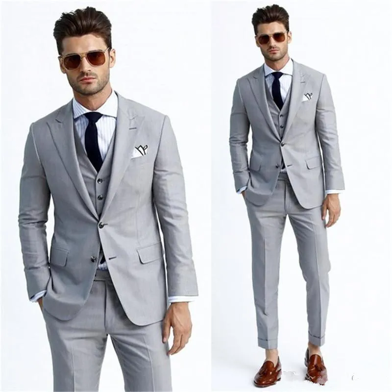 Yeni İki Düğme Açık Gri Damat Smokin Tepe Yaka Groomsmen Erkek Düğün İş Balo Suits (Ceket + Pantolon + yelek + Kravat) 652