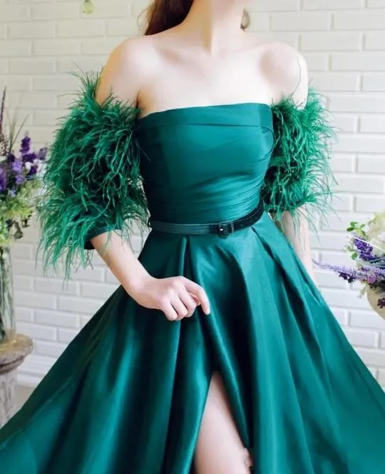 2020 Vestidos de noche elegantes esmeralda modestos con mangas de plumas Fajas plisadas sin tirantes Vestido de fiesta con abertura lateral Vestidos