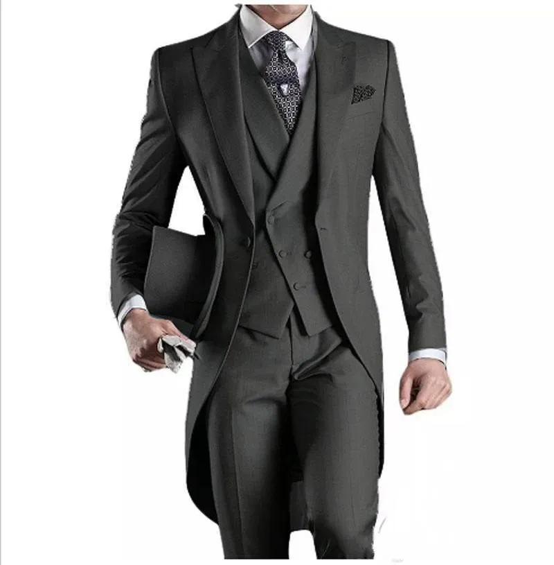 Senaste Design One Button Dark Grey Groom Tuxedos Peak Lapel Groomsmen Mens Bröllopsfestkläder 3 stycken Blazer (Jacka + Byxor + Vest + Slips) K23