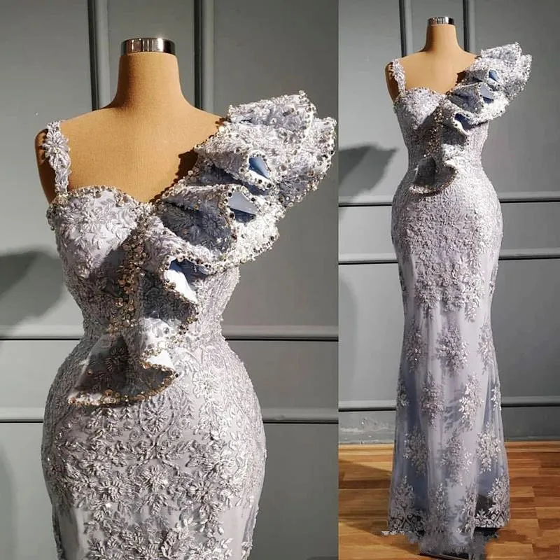 Prata Aso Ebi Prom vestidos longos frisados ​​Cristais apliques de renda sereia vestido de noite Ruffles Decote robe de soiree Partido Vestidos