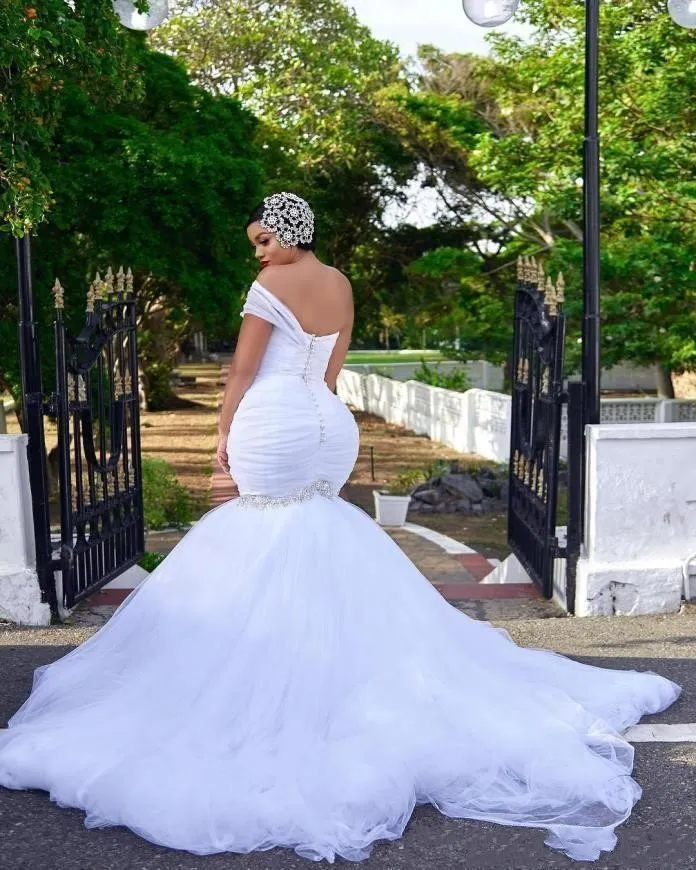 2020 NYA SEXY PLUS STORLEK Sjöjungfru bröllopsklänningar Afrikansk en axel ruched pärlstav sexig öppen rygg med knapp svep tåg brud g276y