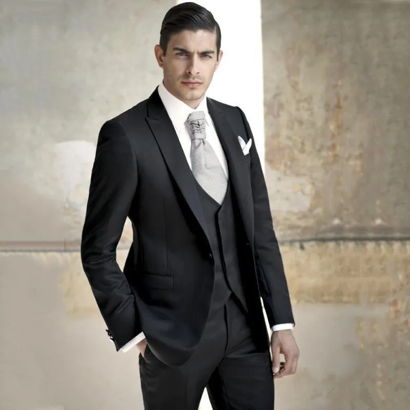 Hombre vestido sales de novio