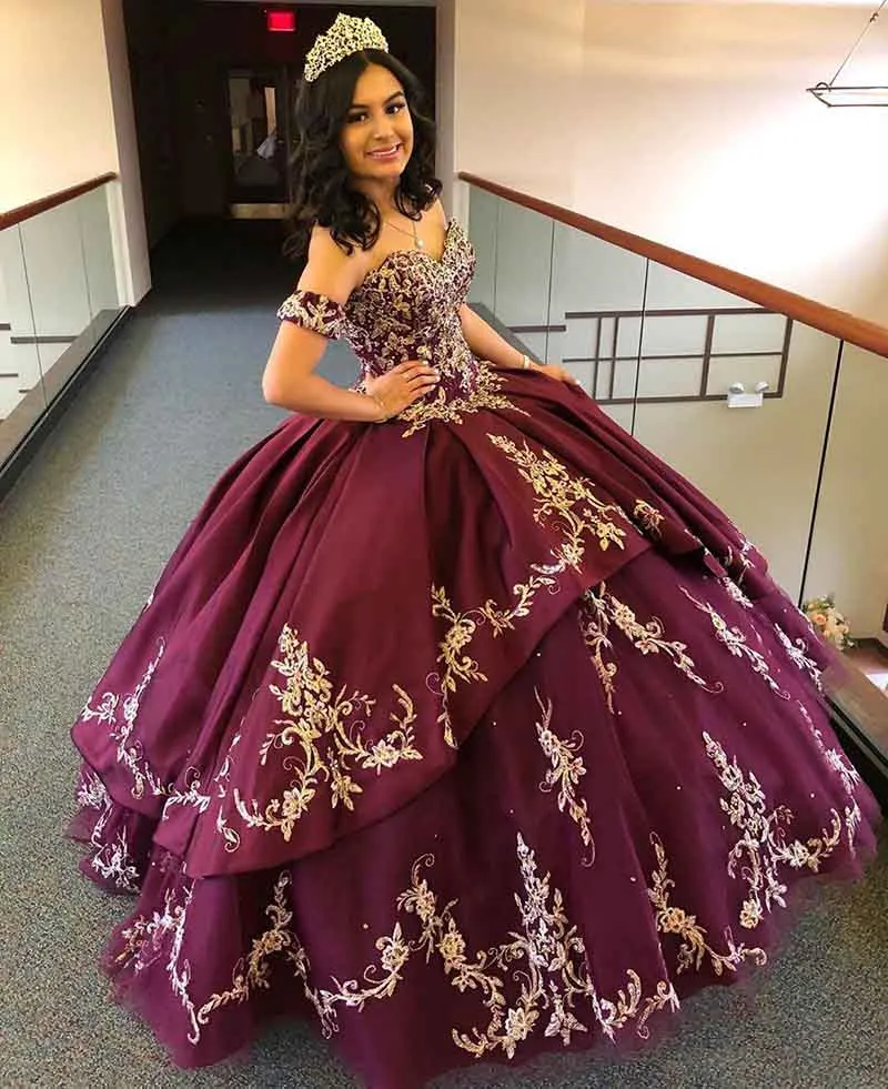 Burgunderrotes, herzförmiges Quinceanera-Abschlussballkleid aus Satin mit abnehmbaren Ärmeln, Goldstickerei, perlenbesetzter Stufenrock, Ballkleid, Sweet 15 278f