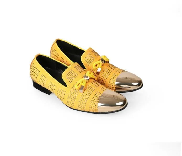 2020Ny stil mode casual formella skor för män svart äkta läder tofs män bröllop skor pageant guld metalliska män studded loafers