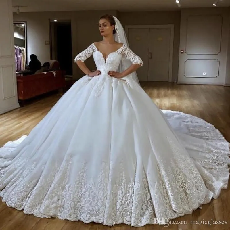 Abiti da ballo modesti in pizzo con spalle scoperte 1/2 manica scollo a V Appliques cappella treno Dubai abito da sposa arabo abiti da sposa abiti 330 s estidos