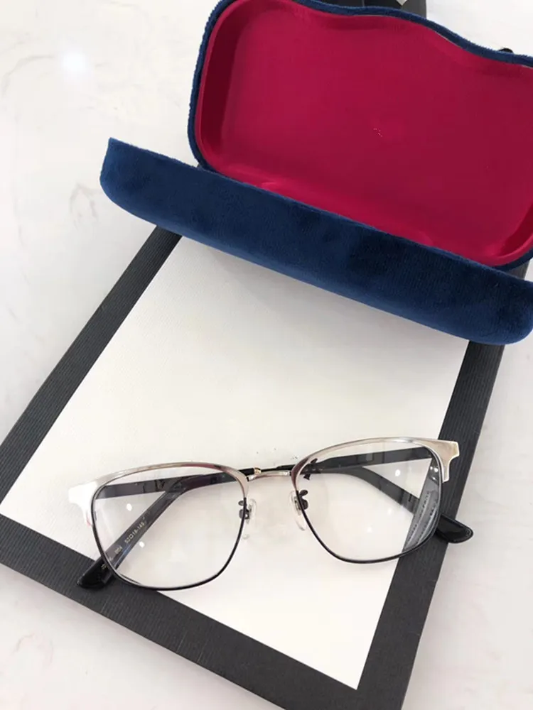 Lunettes et sourcils sales