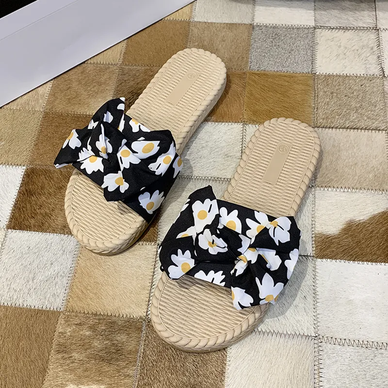 Summer Slippers fofos para mulheres verão 2023 Novo moda Multifuncional Bow Sandals de praia plana 35-40 Venda direta de fábrica