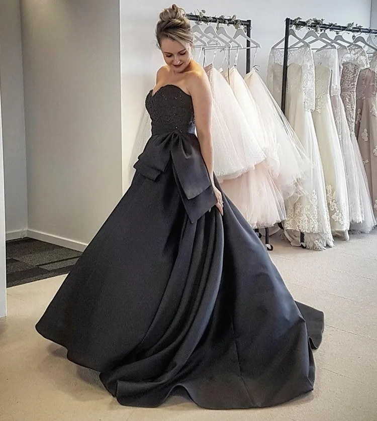 Semplici abiti da sposa colorati gotici in raso nero vintage senza spalline con perline a cuore Top Abito da sposa non tradizionale con fiocco colorato