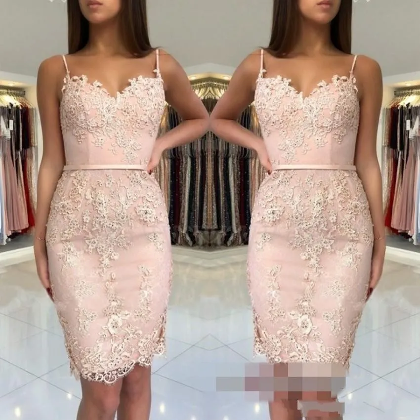 2023 Blush Pink Short Mini Homecoming Dresses Spaghetti Straps Lace Appliques Sleeveless Sheath Knee Length Party Graduation Cocktail Gowns