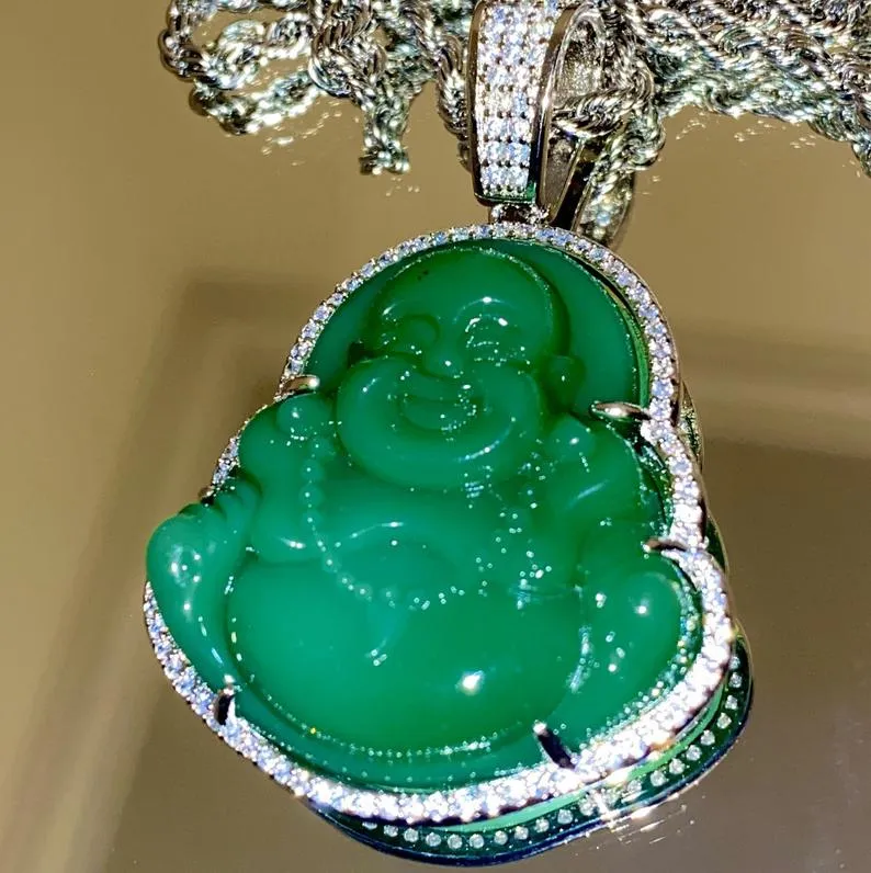 Collana con ciondolo ghiacciato con Buddha ridente, finitura placcata oro 18 carati, giada verde, laboratorio, diamanti simulati, CZ Jewelry213R