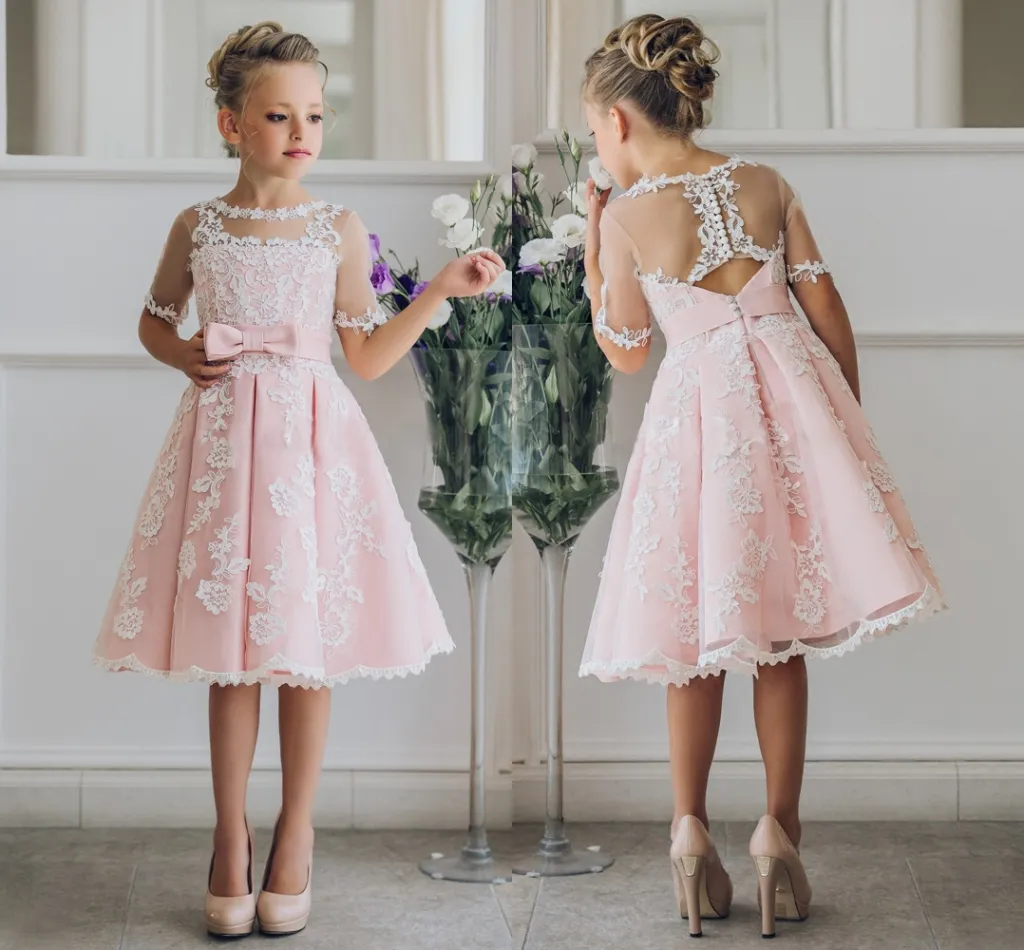 Fancy Blush Pink Communion Flower Girl Dress med applikationer Halva ärmar Knelängd Girls Pageant Gown med bandbågar för Chris249R