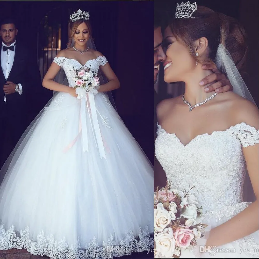 Simple Modeste Pas Cher Hors Épaule Robe De Bal Robes De Mariée Dentelle Applique Puffy Tulle Balayage Train Longueur De Plancher Plus La Taille Formelle Robes De Mariée