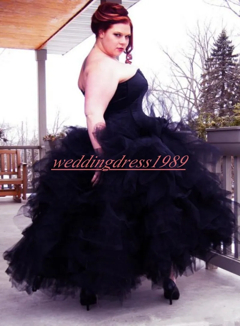 Elegans gotisk plus storlek lång bröllopsklänning svart tiered tyll stropplös afrikansk vestido de noiva arabiska brudklänning boll country276n
