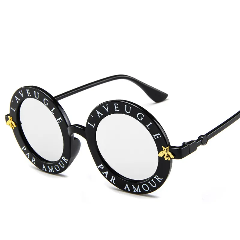 Großhandel Runde Sonnenbrille Englisch Buchstaben Kleine Biene Sonnenbrille Männer Frauen Brille Designer Mode Männliche Weibchen Freies Verschiffen