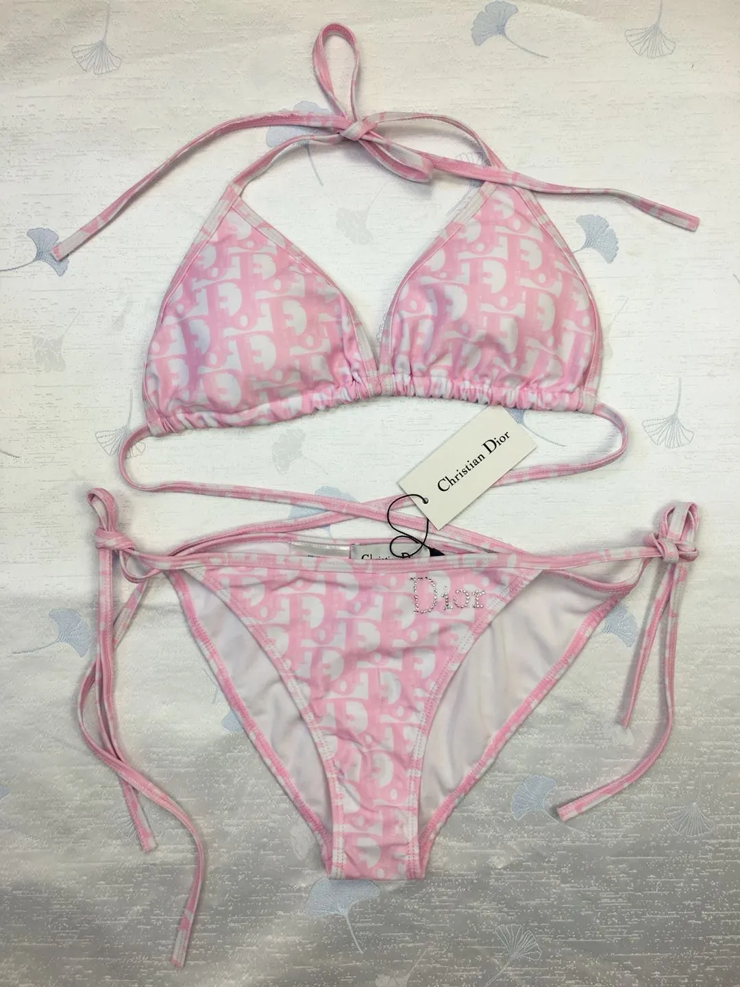 Купальник розово белый. Купальник Christian Dior оригинал. Купальник Кристиан диор раздельный. Christian Dior купальник раздельный. Купальник диор розовый