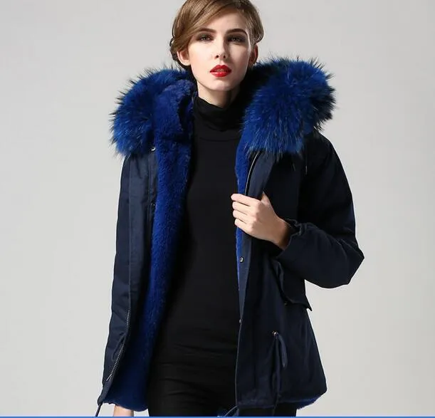 Meifeng marca curta estilo mulheres casacos de neve azul royal pele de coelho forrado azul marinho mini parka com pele de guaxinim guarnição com capuz