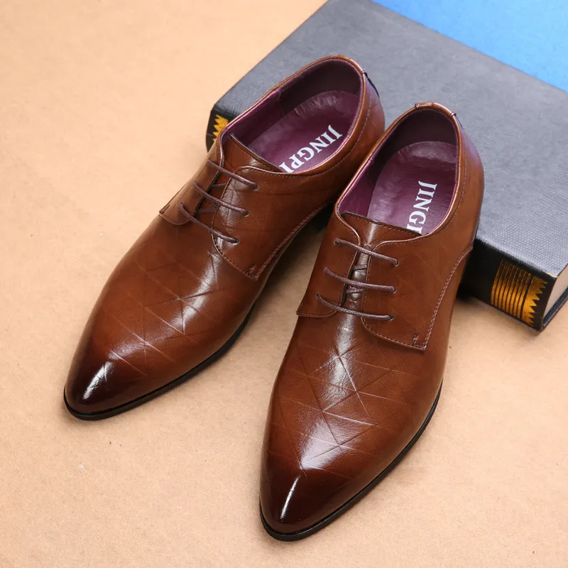 남자의 가죽 신발 명품 영국의 벨트 정장 비즈니스 캐주얼 남자 신발 디자이너 한국의 결혼식 연회 신발