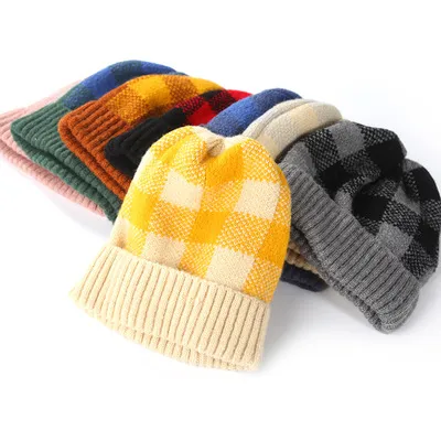 女性のニットの帽子秋と冬の家族の暖かい帽子暖かいEEA209を保つための韓国の暖かい色の格子縞の縞模様