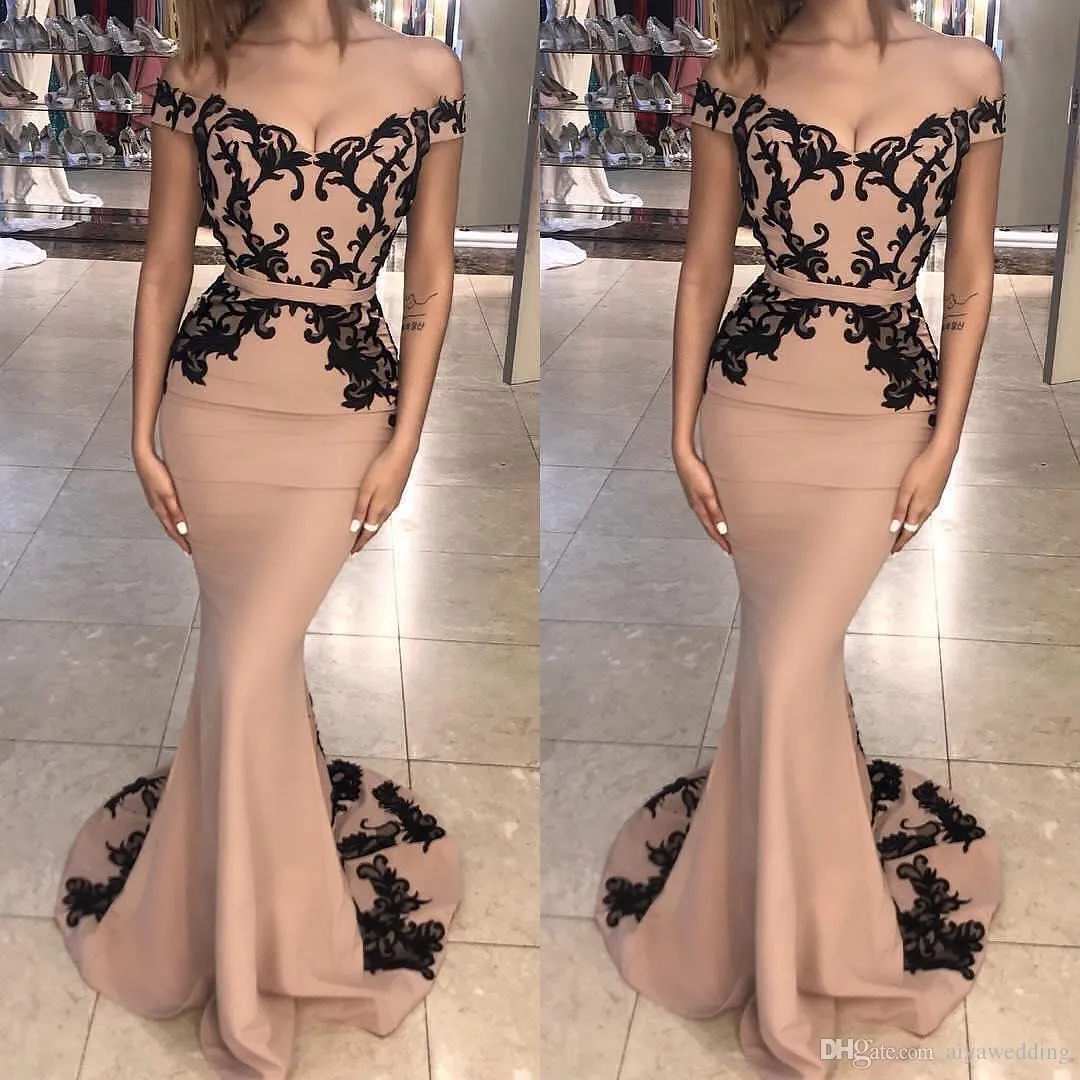 Off the Shoulder Champagne Mermaid Evening Dresses with Black Lace Appliqued 2020 Cheap Plus Size Prom Evening Gowns Vestiods