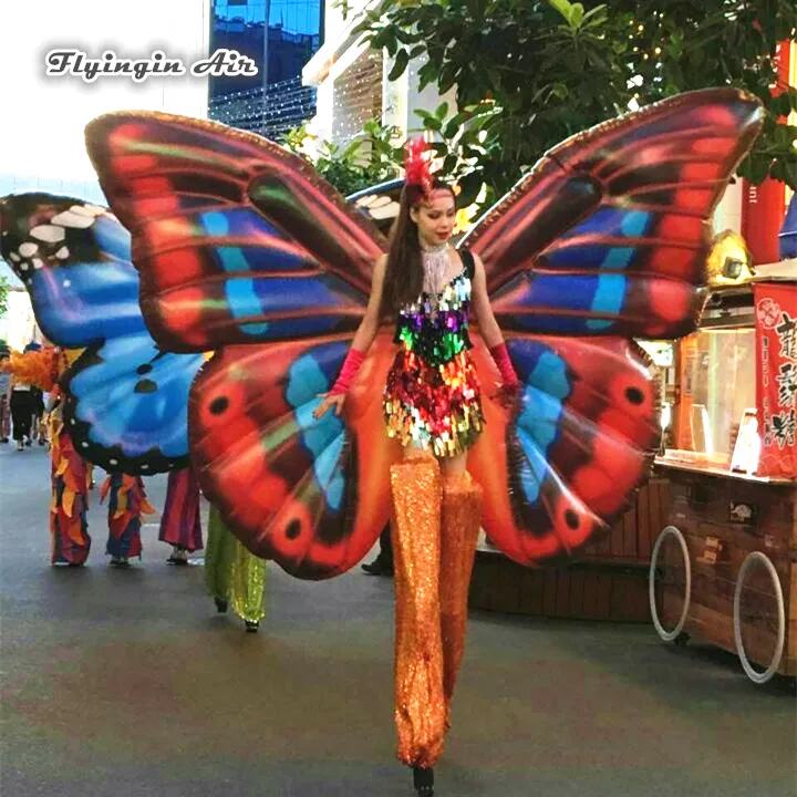 زي المشي الملون الفراشة القابل للنفخ زي 2M الفراشة متعددة الألوان يمكن ارتداؤها لاستعراض العطلات وتزيين الحفلات المسرحية