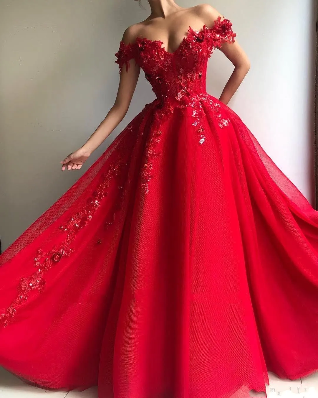 2020 Nya heta röda quinceanera klänningar spets 3d applikationer av axelkristall pärlstav sött 16 plus storlek puffy long party prom kvällsklänningar